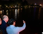 Thủ tướng Đức Olaf Scholz cùng Thủ tướng Phạm Minh Chính dạo bộ đêm hồ Gươm