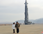 Nhà lãnh đạo Kim Jong Un lần đầu đưa con gái mình xuất hiện trong buổi phóng tên lửa ngày 18-11
