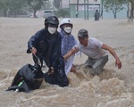 Mưa lớn kéo dài tại Quy Nhơn, xe máy và người đi đường bị nước cuốn