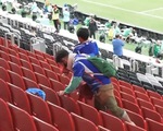 CĐV Nhật Bản dọn rác khắp khán đài sau trận World Cup