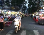 Hàng rong bên hông bệnh viện, quá rầu!