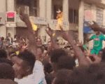Clip: Cảnh ăn mừng "điên rồ" của cổ động viên Senegal