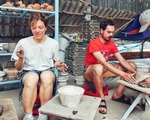Du lịch kiểu ‘tay lấm bùn’ khiến khách châu Âu mê tít khi về miền Tây