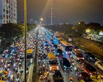 Tối 8-11, hàng ngàn xe hơi và xe máy cùng ‘lết lết’ trên đại lộ Phạm Văn Đồng