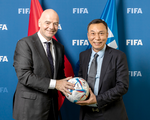 Chủ tịch FIFA Gianni Infantino chúc mừng ông Trần Quốc Tuấn đắc cử chủ tịch VFF