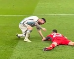 Khoảnh khắc Messi một mình chạy đến ôm thủ môn Emiliano Martinez
