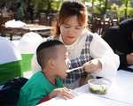 Mang phở đến những gia đình trẻ em bị bại não ở Nam Định