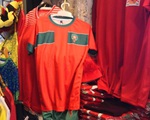 Áo và cờ Morocco cháy hàng tại Qatar