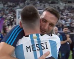 HLV Argentina xúc động khi ôm Messi sau chiến thắng 3-0 trước Croatia