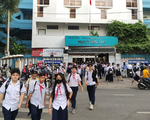 Hàng rong trước cổng trường: Vì sao nơi có, nơi không?