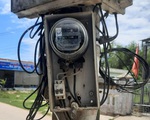 Gia đình nguyên bí thư huyện ủy xài điện bảy năm đã không trả tiền còn câu móc điện