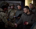 Ông Zelensky lại ra tiền tuyến, trao thưởng cho binh sĩ ở miền đông Ukraine
