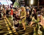 Lễ hội phố đi bộ Nguyễn Huệ ‘níu chân’ du khách nước ngoài