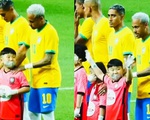 Bé trai Hàn Quốc sung sướng khi được Neymar xoa bóp vai