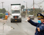 Nhiều xe chở hoa quả tươi vẫn lên Lạng Sơn dù đã biết không thể lên cửa khẩu