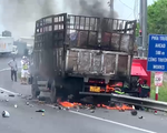 Cháy xe tải chở phế liệu trên đường cao tốc Trung Lương - TP.HCM