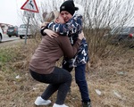 Ukraine: Cha gửi hai con nhỏ cho người lạ đưa đi sơ tán