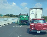 Cao tốc Trung Lương - Mỹ Thuận kẹt xe hơn 3km vì một xe rau củ nổ vỏ lật ngửa