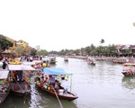 Đi thuyền trên sông Hoài, ngắm phổ cổ Hội An thơ mộng ngày đầu xuân