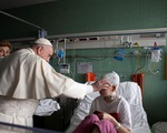 Giáo hoàng vào bệnh viện ở Vatican thăm trẻ em tị nạn Ukraine