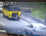 Video: Sửa xe bên đường cao tốc bị ôtô đâm trúng