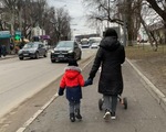 Tạm biệt chồng ở lại Ukraine, người mẹ Việt mang 2 con đi sơ tán