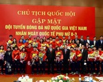 Chủ tịch Quốc hội Vương Đình Huệ đề nghị đảm bảo đời sống ổn định cho các cầu thủ nữ