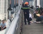 Người đàn ông dọa tự tử từ sáng tới tối ở cầu Thuận Phước đã về nhà