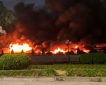 Cháy lớn tại chợ Hạ Long I, nhiều tiếng nổ lớn trong đám cháy