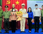 Chiến sĩ cảnh sát Đồng Nai nhận huy hiệu 