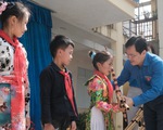 Trao nhạc cụ khèn Mông cho các em học sinh vùng cao Hà Giang