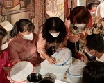 Bạn trẻ trải nghiệm vẽ trang trí trên vải batik của Indonesia
