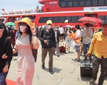 Gần 400 hành khách đầu tiên đi tàu từ Đà Nẵng đã đặt chân lên đảo Lý Sơn