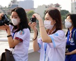 Học sinh thích thú đi tàu trên sông Sài Gòn, chụp ảnh vẻ đẹp thành phố
