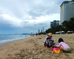 Du khách đến Nha Trang không đông như kỳ vọng, tour đi đảo ế vì mưa