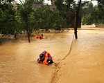 <a href='https://www.giaicuu.com' target='_blank'>giải cứu</a> hơn 20 người bị mắc kẹt do mưa lũ ở Lạng Sơn