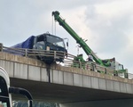 Xe tải tông gãy lan can nhô ra khỏi cầu vượt Amata Đồng Nai