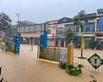 Đường phố Lào Cai ngập sâu sau cơn mưa lớn