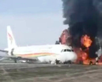 Máy bay bốc cháy sau khi lao khỏi đường băng ở Trung Quốc, nhiều người bị thương