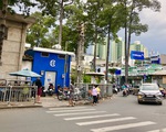 Bãi xe chiếm vỉa hè quanh Bệnh viện Chợ Rẫy, Sở GTVT yêu cầu dỡ rào chắn