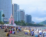 Bãi biển Nha Trang lại kín khách chơi lễ