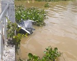 Hai người đi môtô nước tử vong sau khi tông vào sà lan trên sông Sài Gòn