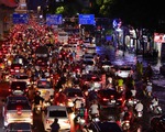 Đường phố Hà Nội hỗn loạn, ùn tắc dài sau cơn mưa 160mm hiếm gặp