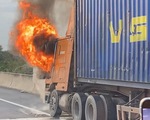 Cháy rụi cabin xe container trên cao tốc TP.HCM - Long Thành - Dầu Giây