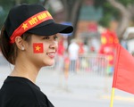 Những người đẹp đội nắng bán đồ cổ vũ tuyển U23 Việt Nam