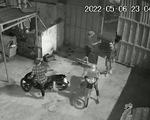Camera ghi hình ảnh nhóm thanh niên trộm cắp tại nhà xưởng ở Bình Chánh