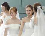 Sinh viên xúng xính váy cô dâu trong sân trường
