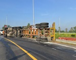Xe container lật ngang trên đường dẫn cao tốc TP.HCM - Trung Lương