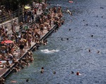 Dân châu Âu đổ xô đi bơi vì nắng nóng trên 40 độ C