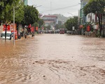 Sau cơn mưa lớn, cảnh sát Sơn La bì bõm giúp dân đẩy xe bị ngập